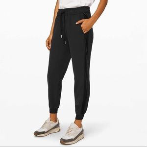 Lululemon On The Fly Black Jogger Velvet Trim 4